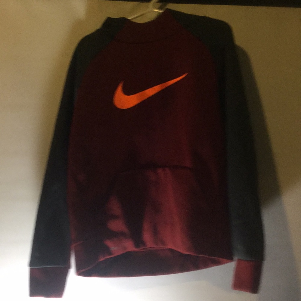 Maroon Nike sweatshirt with hoodie